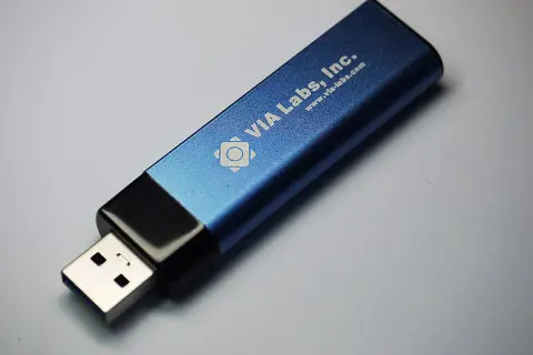 Jak się pisze pendrive? Odkryj poprawną pisownię i błędy