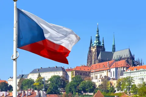 Flaga Czech powiewa na tle praskiego zamku, symbolu tego, z czego słyną Czechy: historii, architektury i pięknych widoków.