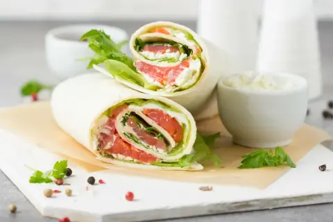 Dwa pyszne wrapy z łososiem, serkiem i sałatą. Idealna tortilla na zimno na szybki lunch.