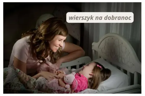 Mama czyta wierszyk na dobranoc dla swojej córeczki, która leży w łóżeczku z pluszowym króliczkiem.