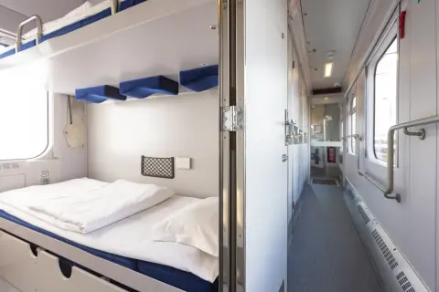 Wygodna kuszetka Gdynia - Zakopane cena jest przystępna. Wnętrze wagonu sypialnego z łóżkami i korytarzem.