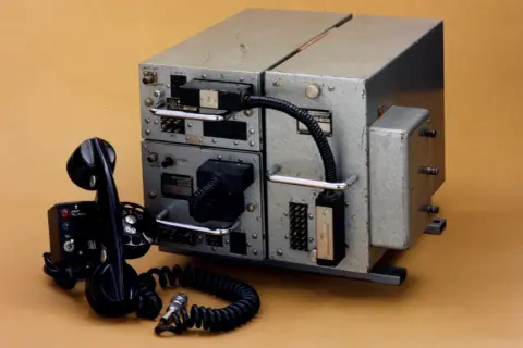 Pierwszy telefon komórkowy, taki jak ten z lat 50., był ogromny.