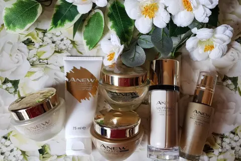 Zestaw kosmetyków Anew Ultimate, by Twoja skóra odżyła anew. Kremy, serum i maska w złotych opakowaniach.