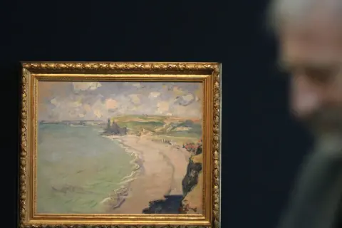 Obraz przedstawia malowniczą plażę w Pourville, z klifami i morzem w tle.