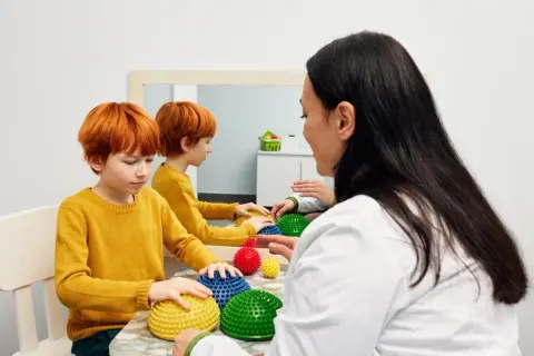 Ile zarabia terapeuta integracji sensorycznej? Fakty, które zaskakują