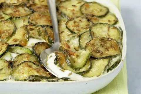 Un gratin de courgettes de mamie, une tuerie ! Des rondelles de courgettes dorées, nappées d'une sauce crémeuse et parsemées de graines de cumin.