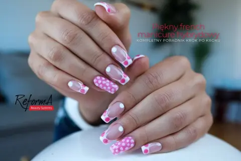 Paznokcie z kolorowymi końcówkami w groszki i klasycznym frenchem. Uroczy manicure hybrydowy.
