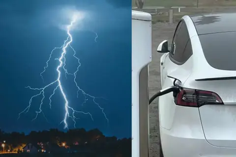 En vit elbil laddas vid en laddstation medan ett kraftigt blixtnedslag lyser upp himlen.