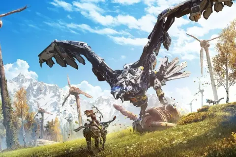 Aloy na mechanicznym koniu walczy z maszyną w kształcie ptaka. To scena z Horizon Zero Dawn poradnik.