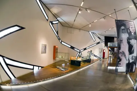 Wnętrze muzeum żydowskiego w Berlinie z nowoczesną architekturą i wystawami.