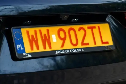 Polskie rejestracje dyplomatyczne na samochodzie Jaguar.