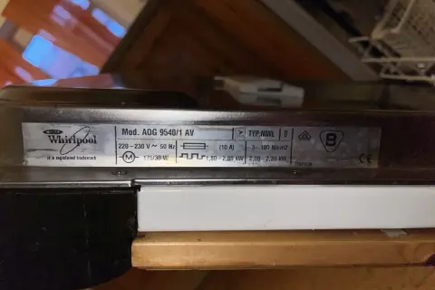 Tabliczka znamionowa zmywarki Whirlpool ADG 9540/1 AV. Informacje o zasilaniu i mocy pomogą Ci dowiedzieć się, jak włączyć zmywarkę Whirlpool.