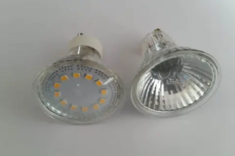 Eine Halogenlampe neben einer modernen LED-Lampe. Probleme beim Halogen durch LED ersetzen sind oft die Kompatibilität.