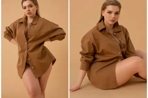 Eleganckie koszule damskie plus size w odcieniu karmelu. Modelka prezentuje luźną, stylową koszulę, podkreślającą kobiece kształty.