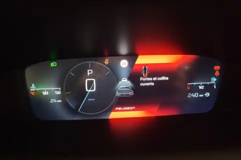Tableau de bord Peugeot : feux de position allumés, vitesse 0 km/h, portes ouvertes, 240 km d'autonomie.
