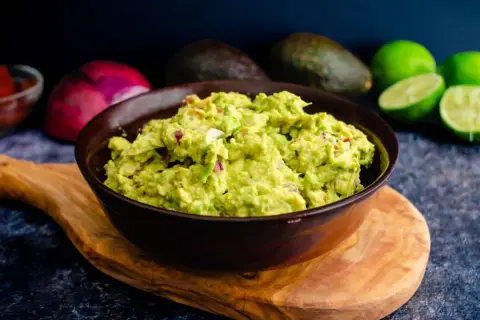 Guacamole: Z czym jeść? Odkryj 20+ pomysłów na podanie!