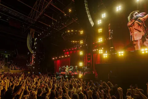 Enrique Bunbury en Zaragoza, un concierto multitudinario con el artista en el escenario y su imagen gigante en la pantalla.