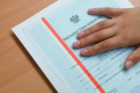 Gdzie można kupić świadectwo szkolne? Sprawdzone źródła i porady
