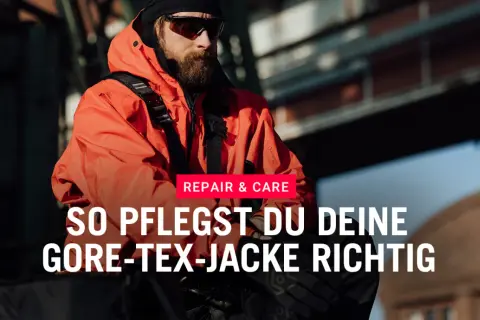 Mann in oranger Jacke mit Text "So pflegst du deine Gore-Tex-Jacke richtig". Gore Tex Pflege ist wichtig.