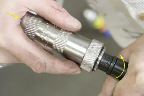 Maintenant, vous savez comment bloquer une vis qui se dévisse. Un outil à percussion est utilisé pour serrer fermement.