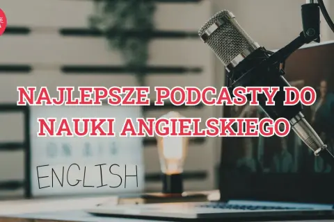 Mikrofon studyjny i laptop z napisem "ENGLISH" - idealne do nauki angielskiego przez podcasty.
