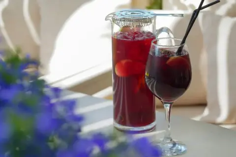 Orzeźwiające drinki z czerwonym porto, owocami i lodem, gotowe do degustacji w letni dzień.