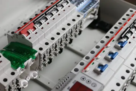 Nowe zabezpieczenia elektryczne, w tym wyłącznik różnicowoprądowy, gotowe do montażu w rozdzielnicy.