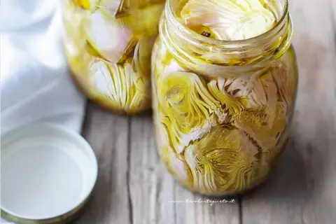 Carciofi sott'olio, un assaggio di Puglia in barattolo. La ricetta perfetta per conservare il gusto autentico.
