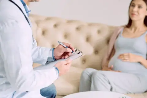 Ile razy należy wykonać badanie toksoplazmozy w ciąży, aby uniknąć zagrożeń?