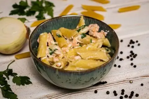 Penne z łososiem: Jak zrobić idealny sos i soczystego łososia?