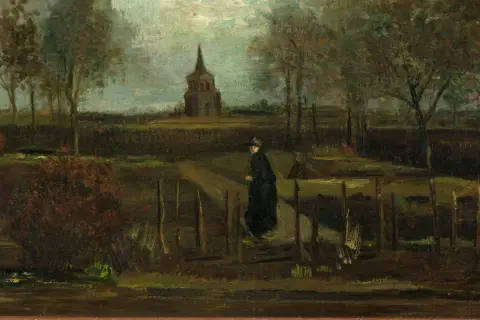 Dunkle, atmosphärische Landschaft mit einer Frau in Schwarz, die einen Weg entlanggeht. Im Hintergrund eine Kirche. Ein Bild, das man sich wünscht, dass es nicht zu den gestohlenen Kunstwerken gehört.