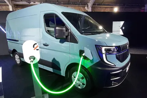 Nowy Renault Master 2025 w kolorze miętowym jest ładowany. Nowoczesny design i ekologiczne rozwiązania dla transportu.
