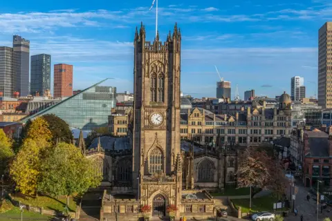 Katedra w Manchesterze, jeden z głównych punktów, które warto zobaczyć w Manchesterze, góruje nad nowoczesnym miastem.