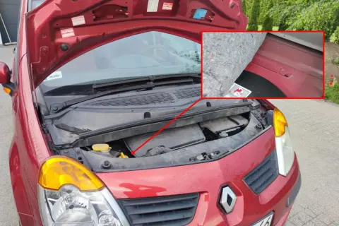 Czerwony Renault z otwartą maską. W powiększeniu widać numer VIN wybity na karoserii pod wygłuszeniem.