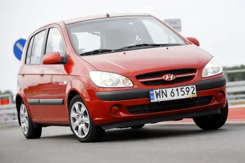 Czerwony Hyundai Getz 1.1 z polskimi tablicami WN 61592 na drodze.
