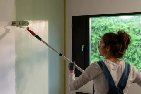 Malowanie ścian: Jak osiągnąć profesjonalny efekt bez smug?