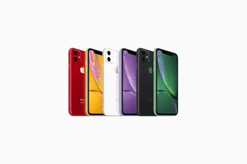Rząd kolorowych iPhone'ów XR, od czerwonego po zielony. Zastanawiasz się, iphone xr do kiedy wsparcie?