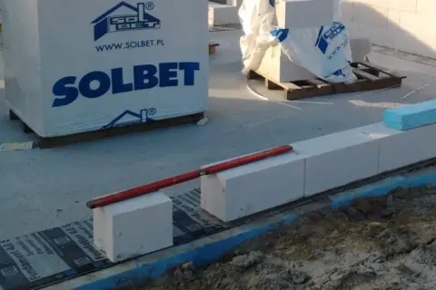 Jaką papę na fundament wybrać, aby uniknąć kosztownych napraw?