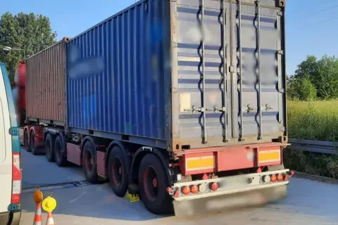 Ciężarówka z kontenerami na wadze. Kontrola transportu, czy nie przekracza dopuszczalnej masy, jakby przewoziła cement.