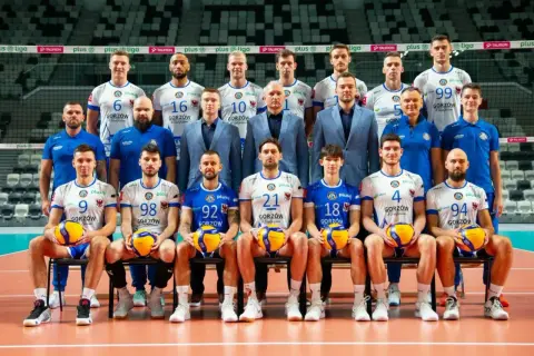 Drużyna siatkarzy Cuprum Stilon Gorzów pozuje do zdjęcia.
