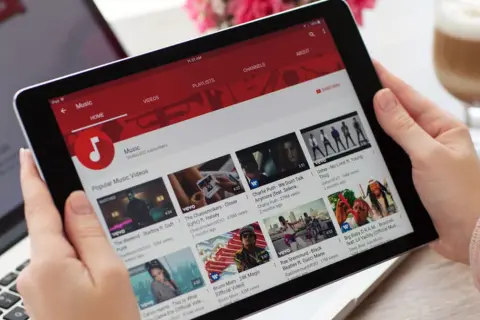 Aktualizacja YouTube: Szybki poradnik na telefon, TV i komputer!