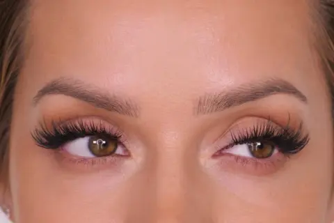Rzęsy Kim Kardashian: Cena, pielęgnacja i efekt "promyków". Warto?