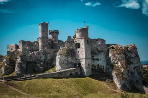 Ruiny zamku na skale, idealne na zwiedzanie w ramach szlak orlich gniazd samochodem trasa.