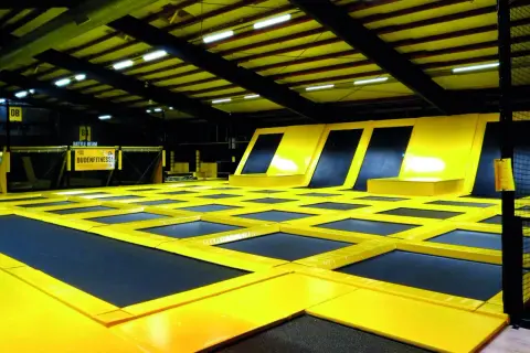 Große Sprungfläche mit vielen Trampolinen und Rampen in einer Halle. Hier sind einige sprungbude heidelberg fotos.