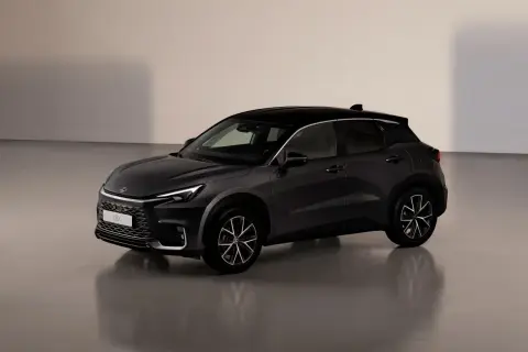 Ciemnoszary Lexus LBX z czarnym dachem, elegancki SUV. Sprawdź jego atrakcyjną lexus lbx cenę.