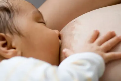 Za dużo mleka w piersiach? 7 skutecznych sposobów na nadmiar