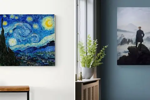 Reprodukcja "Gwiaździstej nocy" Van Gogha i obraz mężczyzny na skale na tle mglistych gór.