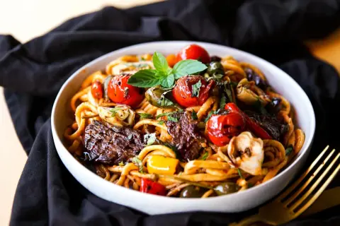 Herzhaftes Pasta mit Rindfleisch, Tomaten und Kräutern, ein köstliches italienisches Gericht.