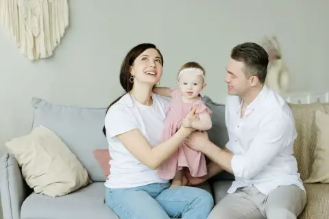 Rodzina cieszy się chwilą, gdy mąż pracuje za granicą. Ulga na dziecko jest widoczna w ich uśmiechach.