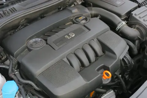 Silnik 1.6 TDI z logiem Škody. Ten silnik, choć nie jest to model Bora, zapewnia moc i niezawodność.